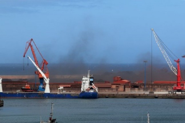 IU conmina a El Musel no bajar la guardia con la contaminación e implementar medidas para minimizarla