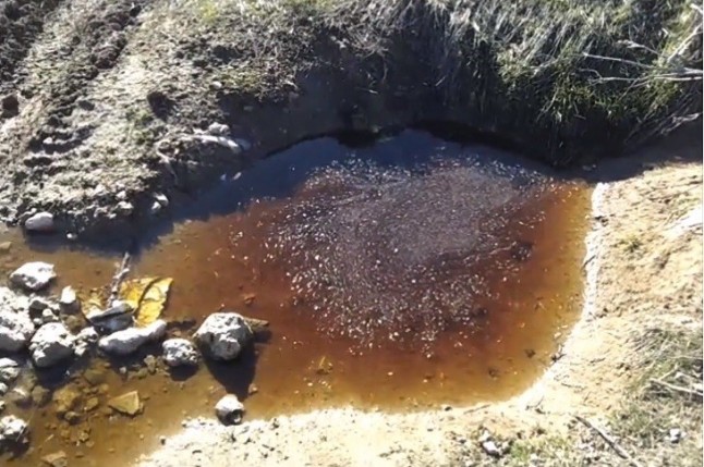 Líquidos contaminantes y plásticos junto al vertedero de la Mancomunidad en Pinto