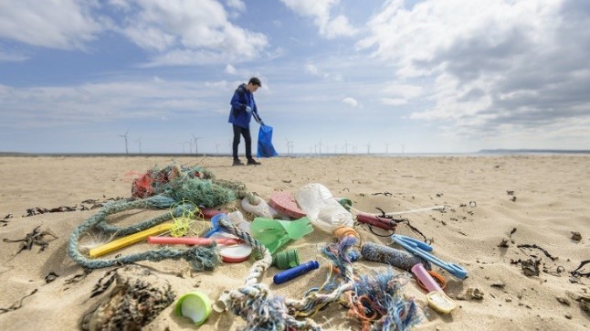 El desafío Trashtag es la nueva tendencia viral que tiene a todo el mundo recogiendo basura