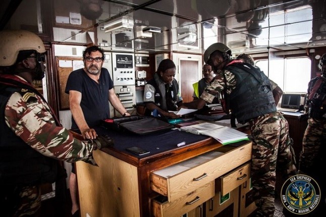 Barco europeo de pesca comercial detenido en África por aleteo de tiburones