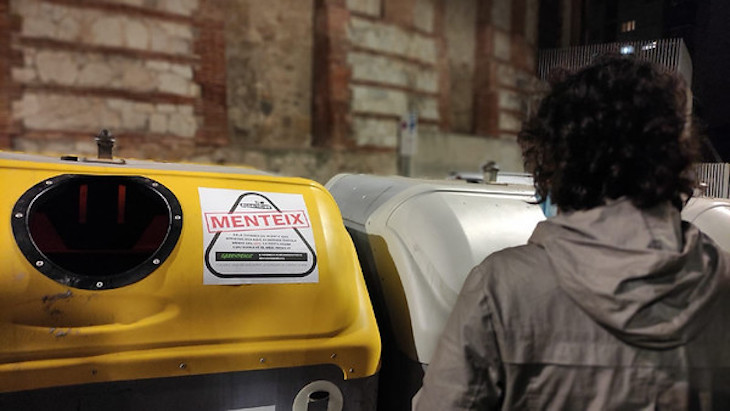 Greenpeace arremete con Miles de pegatinas con el mensaje “Ecoembes miente”