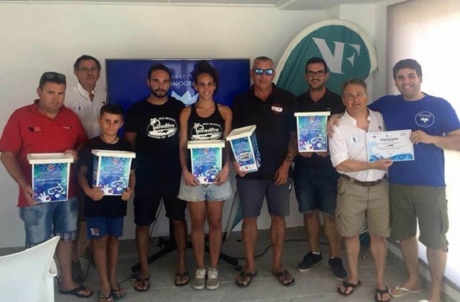 El proyecto Plumbum entrega a centros de buceo de Xàbia cinco contenedores de recogida selectiva de plomo