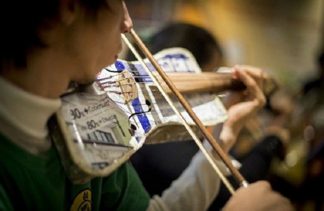 La música "reciclada" suena en el Teatro Real con La Orquesta de Instrumentos Reciclados de Cateura y Melendi