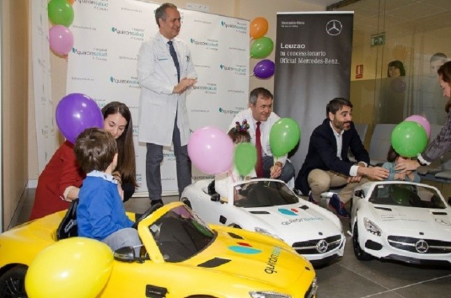 Una pareja dona un coche eléctrico al Hospital de Andújar para reducir el estrés de los menores ingresados