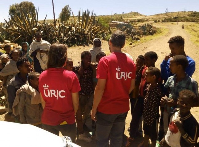 Desarrollan sistemas de desinfección solar de agua para mejorar la salud de los niños etíopes