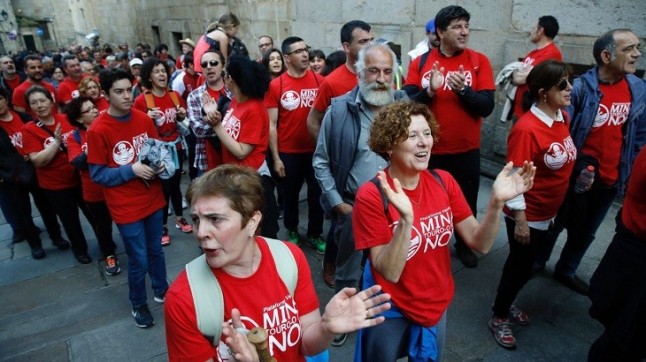 Un centenar de personas ante el Apóstol en Santiago rechazan la mina de cobre de Touro