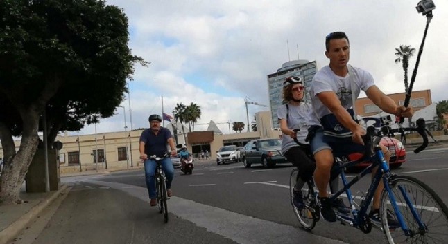 El PSOE recorre Melilla en bicicleta junto a una asociación para conocer los problemas de los ciclistas
