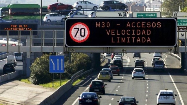 Hoy se mantiene la reducción de la velocidad máxima a 70 km/hora en la M-30 y accesos por alta contaminación