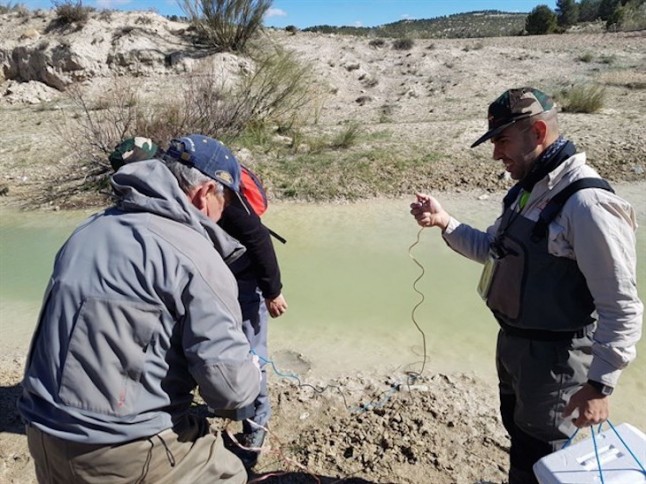 Voluntarios realizan un muestreo del río Alcaide en el Parque Sierra María Los Vélez