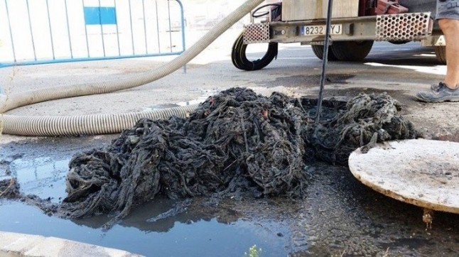 Alcalá (Sevilla) trabajará para evitar la práctica de tirar toallitas húmedas al water