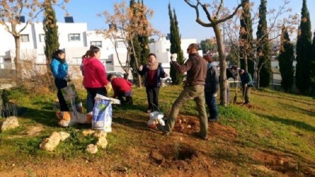Ayuntamiento de Sevilla realiza una plantación participativa de 200 arbustos en el Parque Guadaíra