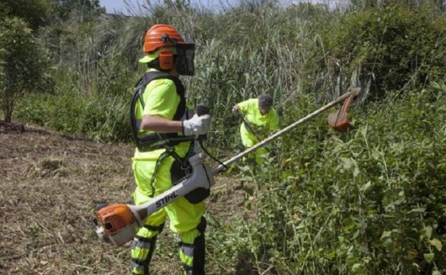 Trabajadores municipales realizan labores de limpieza de zonas verdes y desbroce