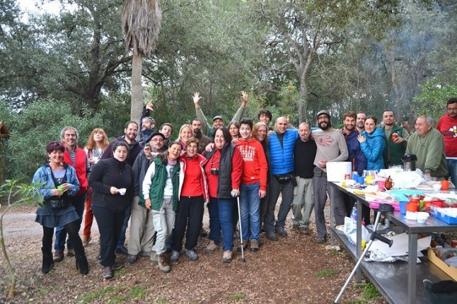 Voluntarios participan en una campaña de vigilancia de reproducción del buitre negro en Baleares