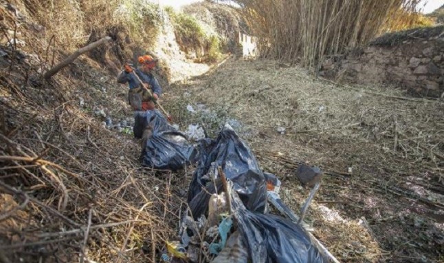 Una quincena de colectivos organizan una jornada de limpieza en la Montaña de Cáceres el 25 de mayo