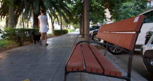 Las Naves instala 71 bancos de material 100% reciclado por toda València dentro del proyecto Life Future