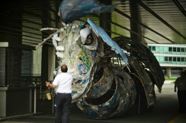Nestlé recibe la visita de un monstruo de plástico