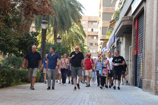 Expertos holandeses visitan el barrio La Pinada como experiencia referente en desarrollo urbano sostenible