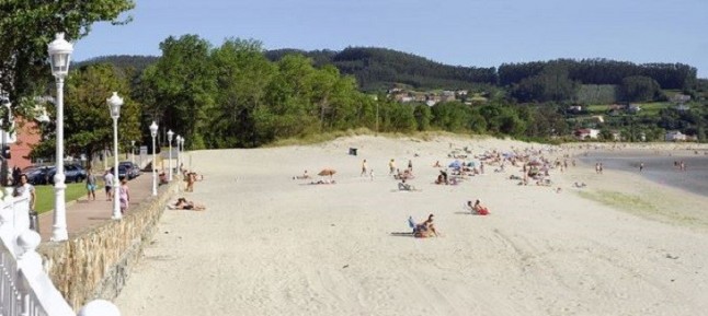 Cerrada al baño la playa de A Magdalena
