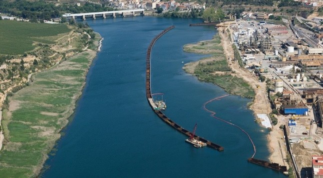 Retoman los trabajos de descontaminación del embalse de Flix (Tarragona)