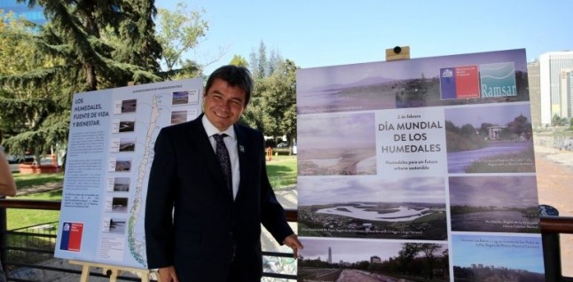 Ministerio del Medio Ambiente celebró el Día Mundial de los Humedales con muestra gráfica en puente Pedro de Valdivia
