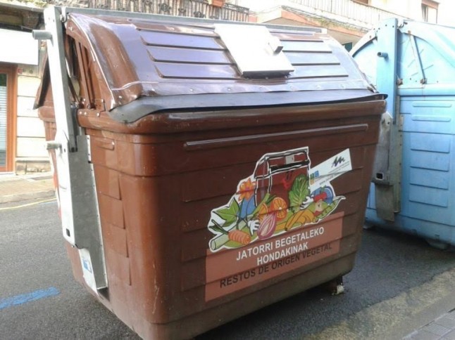Ayuntamiento de Bilbao aclara a EH Bildu que el contenedor marrón se incluye en la campaña sobre reciclaje para menores