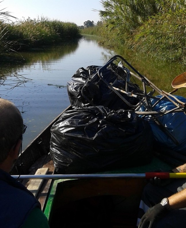 Lanjarón recupera más de una tonelada de residuos en la limpieza de lAlbufera