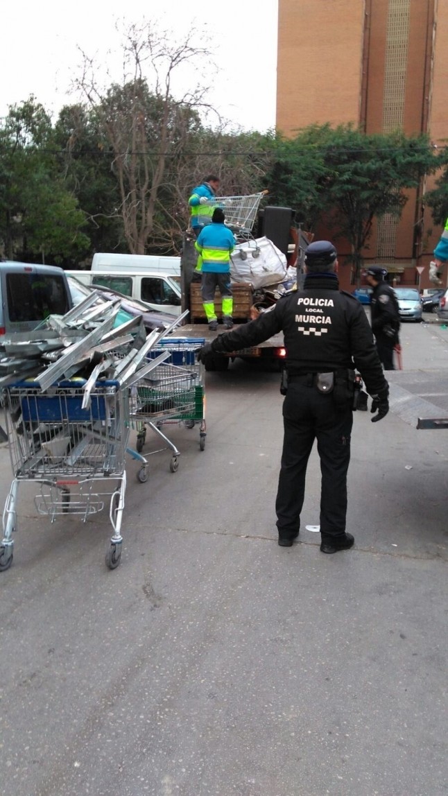 El Servicio de Limpieza Viaria de Murcia recoge más de 3.000 kilos de enseres en el barrio de La Paz