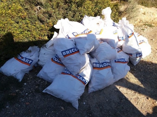 Localizan un vertido de 84 sacos de escombros en la zona protegida de Cala Falcó