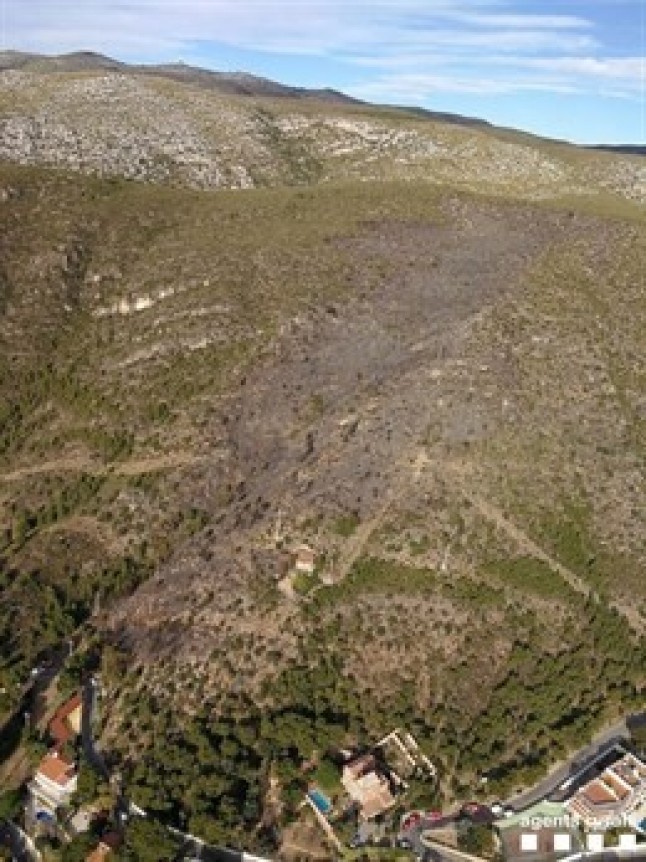 Extinguido el incendio forestal de Castelldefels tras quemar 6