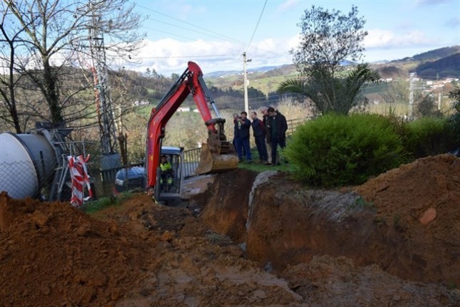 El Ayuntamiento repara un colector en Carbayín Alto