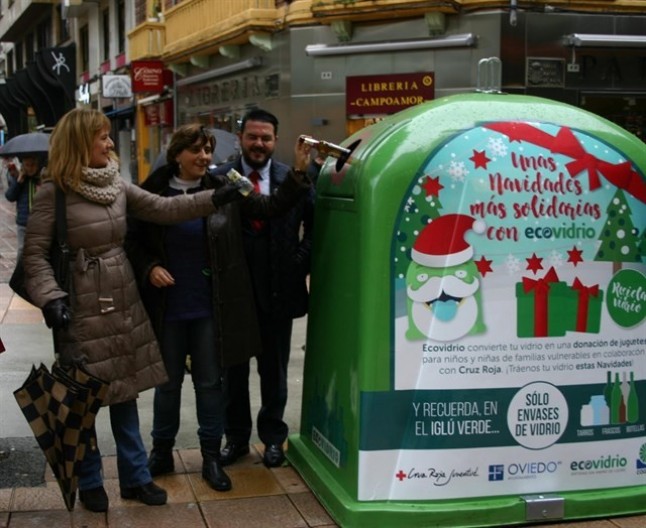Oviedo y Ecovidrio llevan a cabo una campaña solidaria de reciclaje de vidrio en Navidad