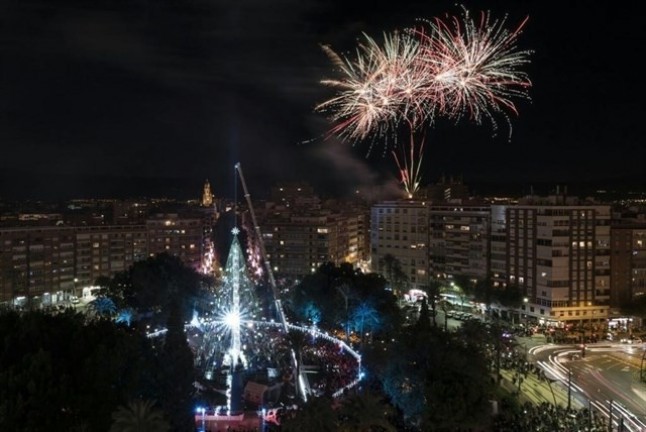 El Gran árbol de Navidad de la Plaza Circular de Murcia amplía su oferta de ocio con una pista de hielo ecológico