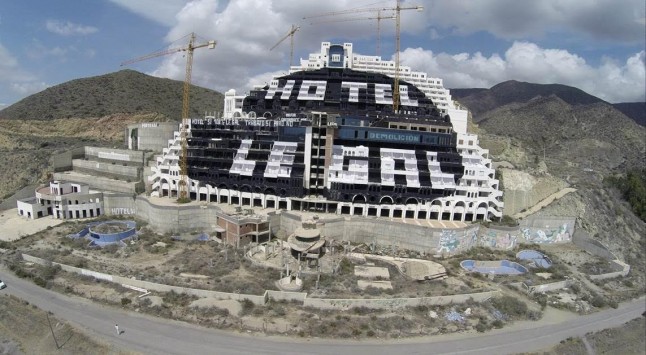 Avanza el proceso de derribo del Algarrobico