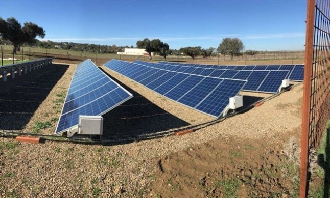Arrancan una fotovoltaica autónoma para una piscifactoría en Casar de Cáceres