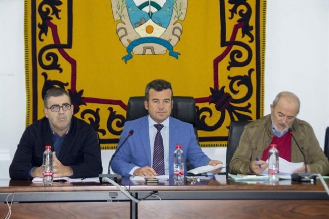 El alcalde de Carboneras exige el empleo prometido y vinculado al derribo del Algarrobico