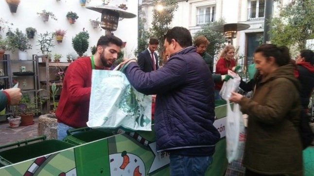 Ecovidrio reparte roscones entre los madrileños para fomentar el reciclaje