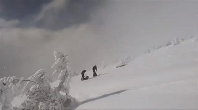 Los agentes forestales de la Comunidad de Madrid realizan junto a Aemet catas en la sierra para evitar el riesgo de aludes