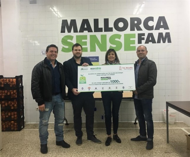 Ecovidrio hace un donativo a Mallorca Sense Fam gracias al vidrio reciclado en ocho ayuntamientos de la Isla