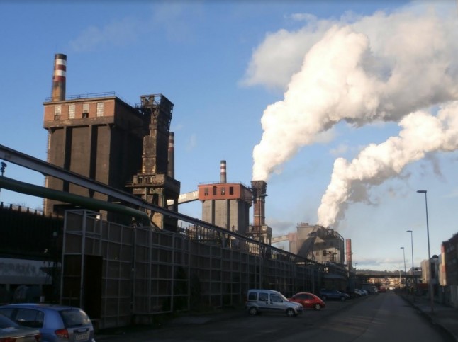 Hoy en el Bopa el Principado de Asturias vuelve autorizar a medida las contaminantes baterias de Gijón