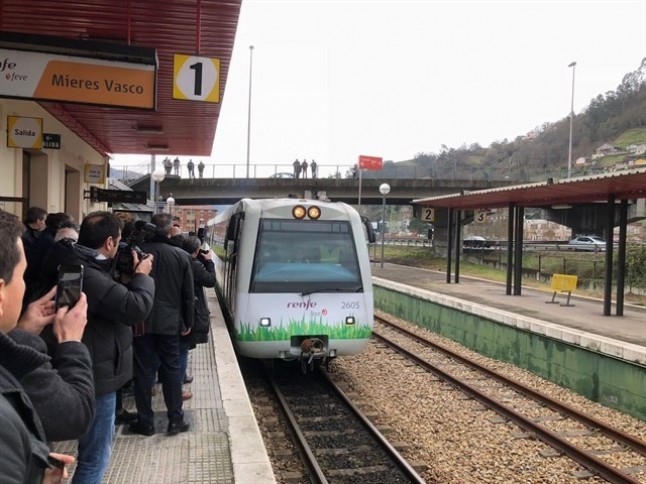 España ya tiene operativo el primer tren de viajeros que circula con gas natural licuado
