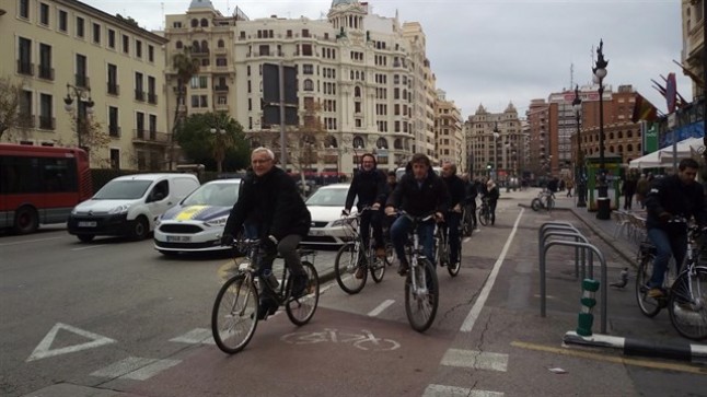 Perico Delgado aplaude el carril bici de Valencia