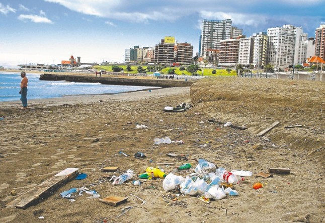 Argentina: Advierten por la alta contaminación con plásticos en las playas bonaerenses