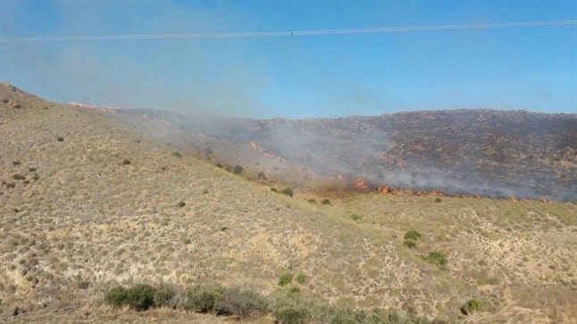 Controlado un incendio forestal en Carboneras que ha calcinado matorral y zona agrícola