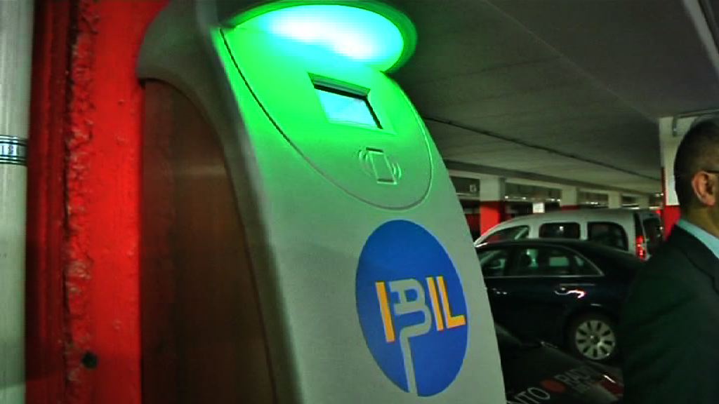 Eroski e Ibil instalan puntos de recarga de vehículos eléctricos en el centro comercial Arcco de San Sebastián