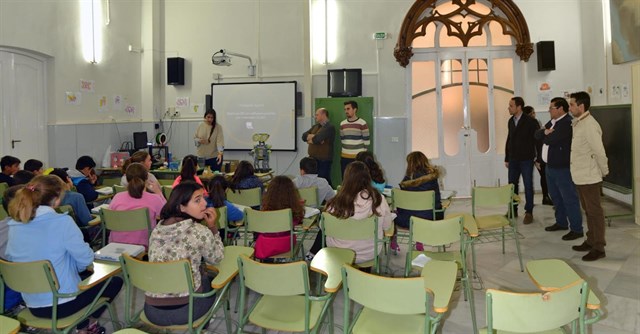 Un centenar de escolares de Puebla de la Calzada participa en un proyecto de fusión de robótica y reciclaje