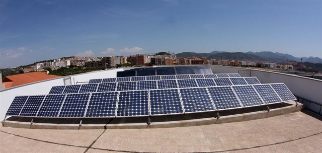 Energía rebajará un 9% en enero los cargos fijos a los autoconsumidores domésticos