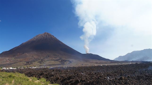 La erupción de Fogo (Cabo Verde) genera 10.900 toneladas diarias de dióxido de azufre en la primera semana