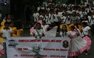 Jóvenes participan en desfile anual por el medio ambiente
