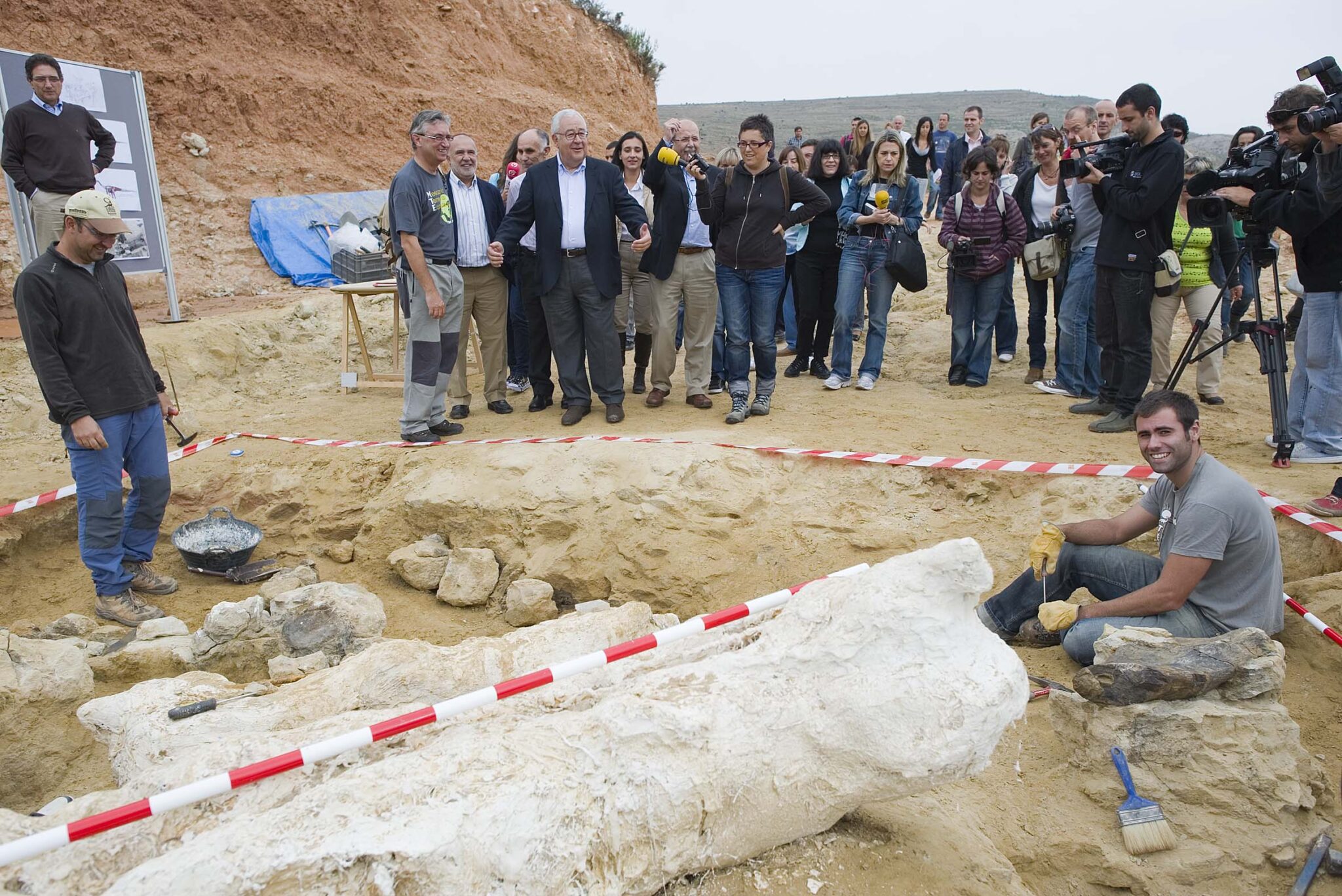 Paleontólogos de Dinópolis encuentran en Riodeva el fémur de dinosaurio más grande de Europa