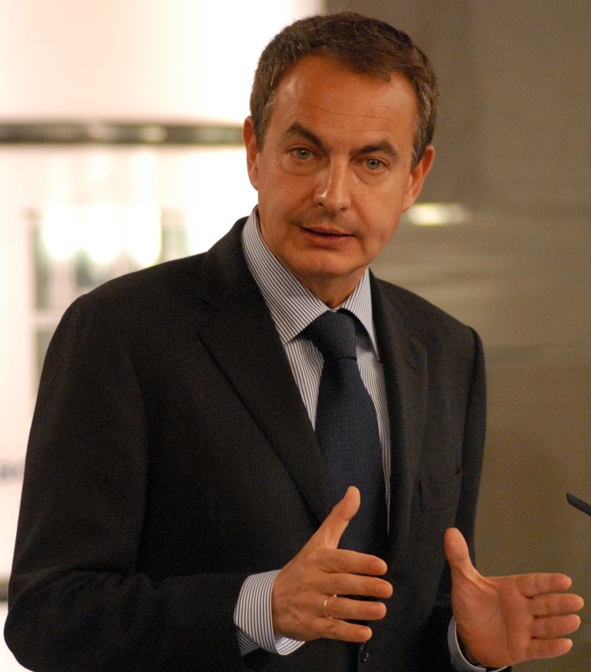 Zapatero admite la propuesta sindical de alargar la vida de las nucleares